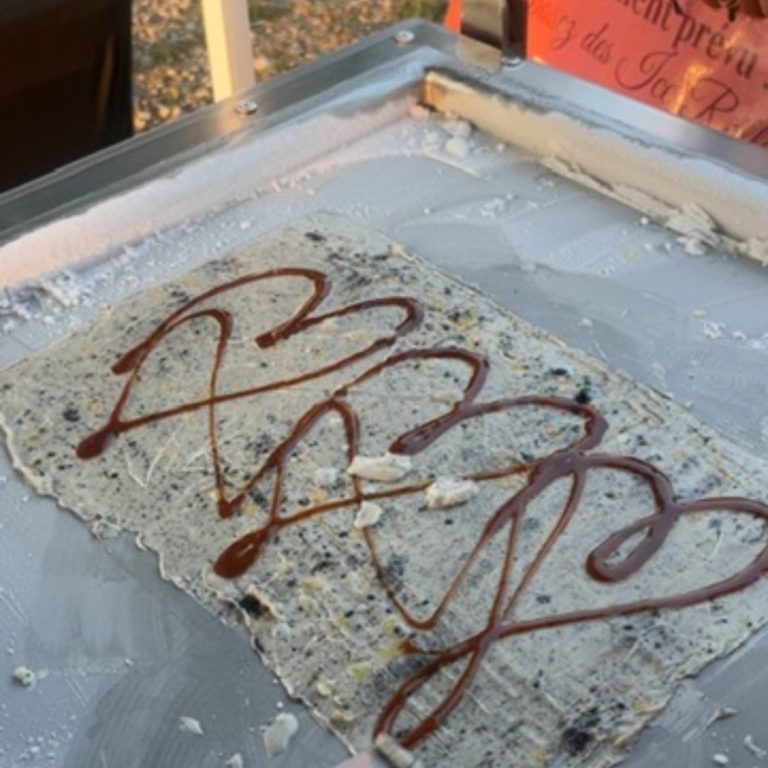 Glace roulée Ice Roll préparée en direct lors d’une animation événementielle